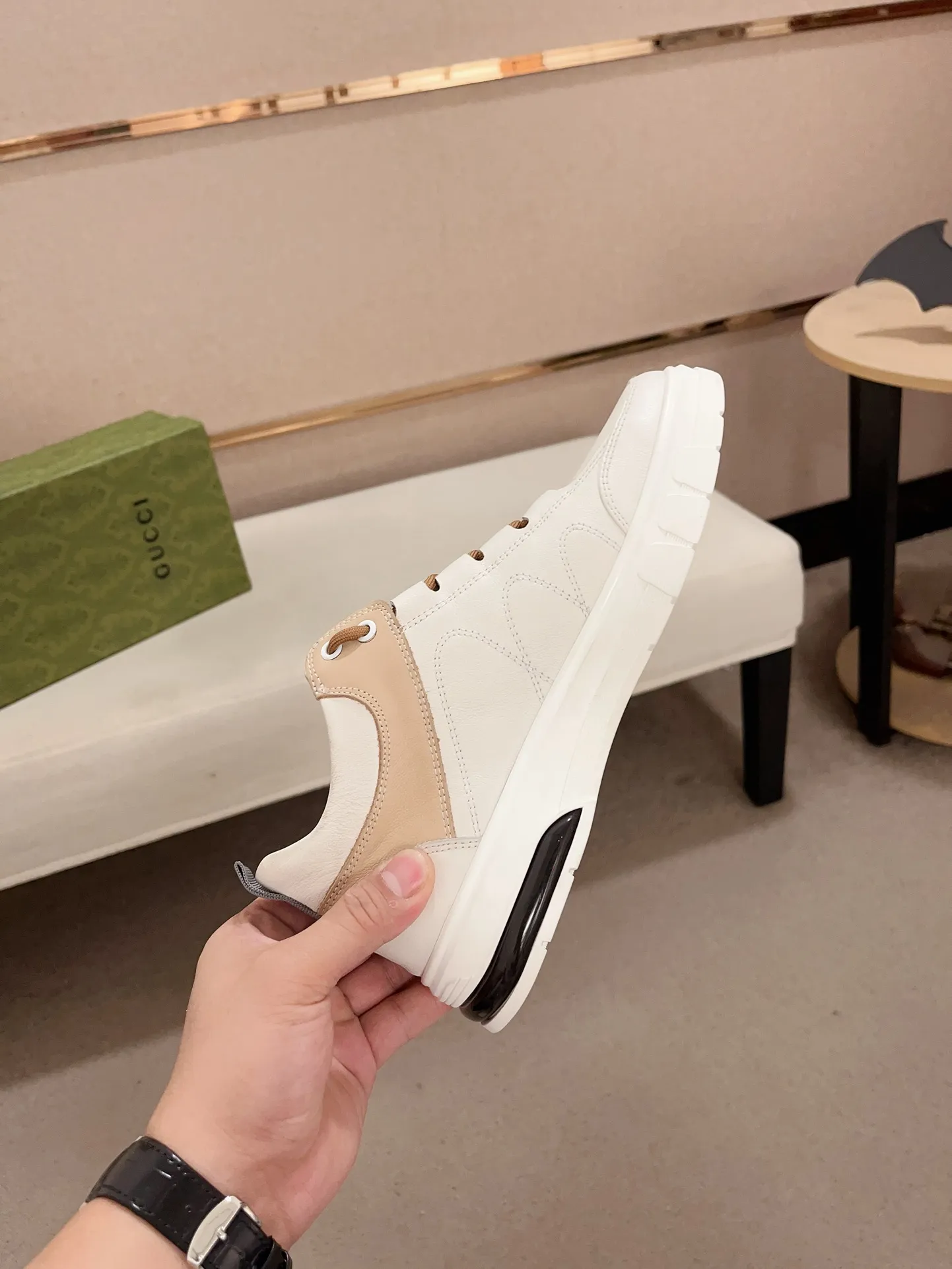 Men's shoes 💰 440 💰 High-quality new high-top GUCCI counters are on the market at the same time. The new men's shoes, 😘fabrics are selected imported cowhide, lining: sheepskin lining. 👍🏿 High-end ☄️ air-cushion molded anti-slip rubber outsole, exquisite lines, simple and elegant, comfortable and high-end for leisure travel. Code number: 38 to 44 (45 can be customized and cannot be returned or exchanged)